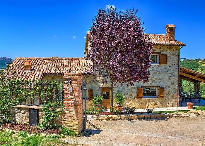 Casale Dei Gelsomini 8, Emma Todi