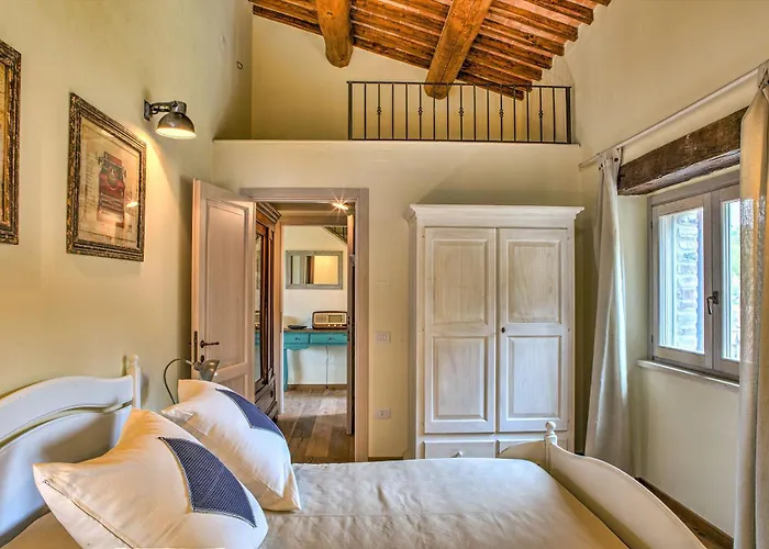 Casale Dei Gelsomini 8, Emma Todi