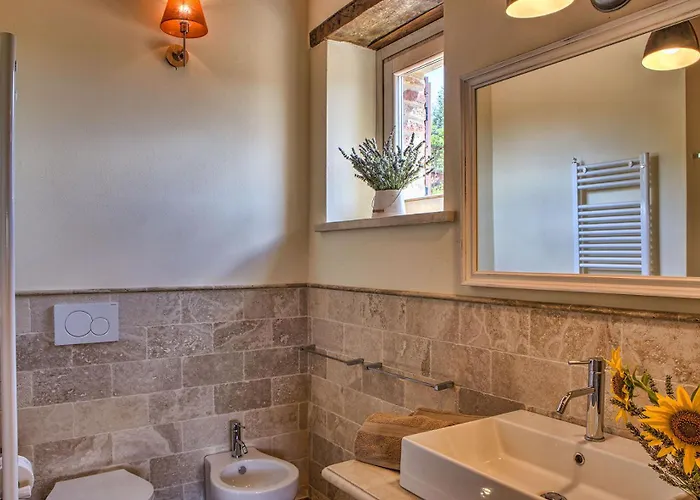 Casale Dei Gelsomini 8, Emma Todi